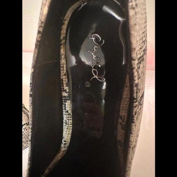 Wildly Chic Snakeskin Stilettos - Elevate Your Style Game - Picture 4 of 4